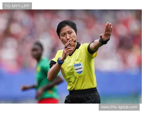 特殊进球引发争议 足球裁判判定标准与公正性探讨