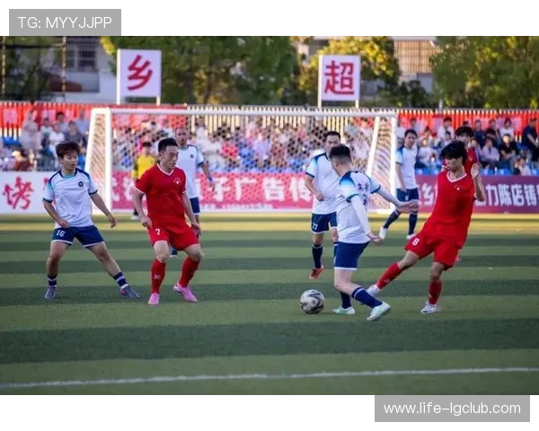 以热血拼搏诠释青春力量展现绿茵赛场上男足球员的荣耀瞬间